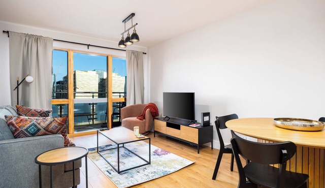 Chic 2-Bed Flat with River Liffey Views - 12 Mins to Grand Canal Dock Station
