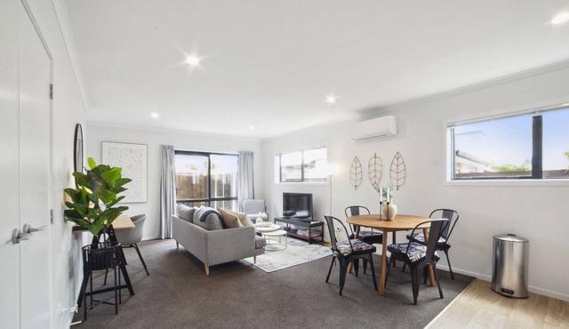 Chic 2-Bed Townhouse by Lake, Parks & Shops
