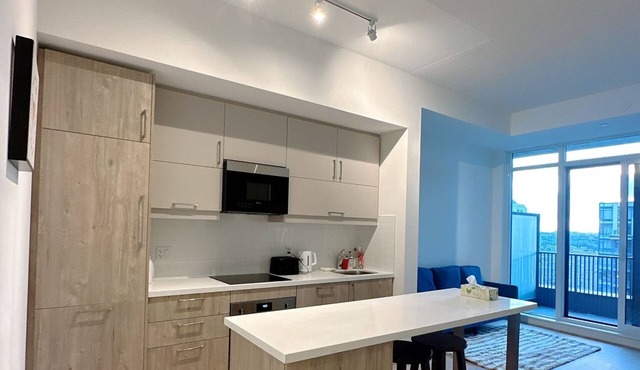 Chic 2-bedroom apartment room, free parking in Downtown Markham