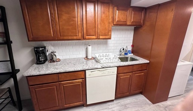 Chic 2-bedroom apartment with WiFi, AC in charming Warwick
