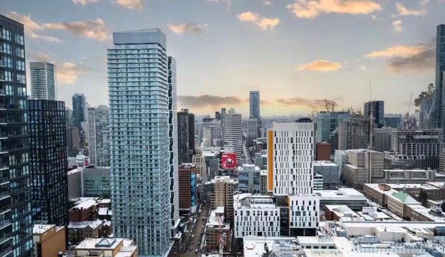 Chic 2 Bedroom Close to Eaton Centre