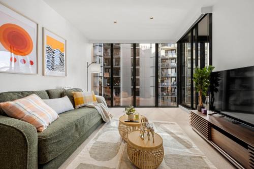 Chic 2B Apt with CarPark and Pool Near Marvel