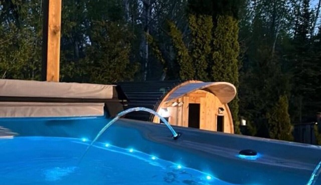 Chic 2B Oasis Retreat, Giant Hot Tub & Sauna Bliss