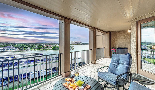 Chic 2BD with Balcony, Pool, Hot Tub & Marina Views!