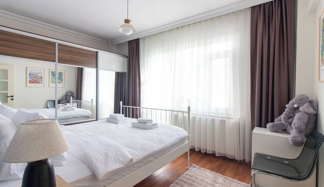 Chic 2BR Gem on Moda’s Iconic Antiques Street