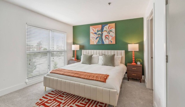 Chic 2BR | King Bed |Balcony| Krog Mrkt | Beltline