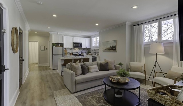 Chic 2BR Midtown Retreat: Your Gateway to Memphis Magic!