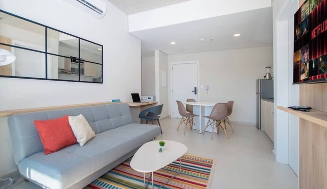 Chic 2BR, Pool & BBQ Lounge, 10 mins to Shopping