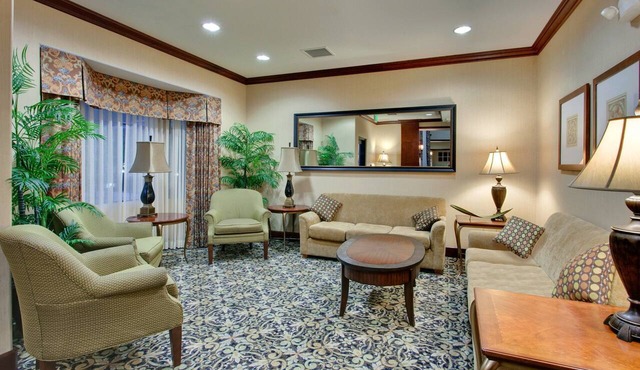 Chic 2BR Suite w/3 Beds | Free Breakfast + Pool