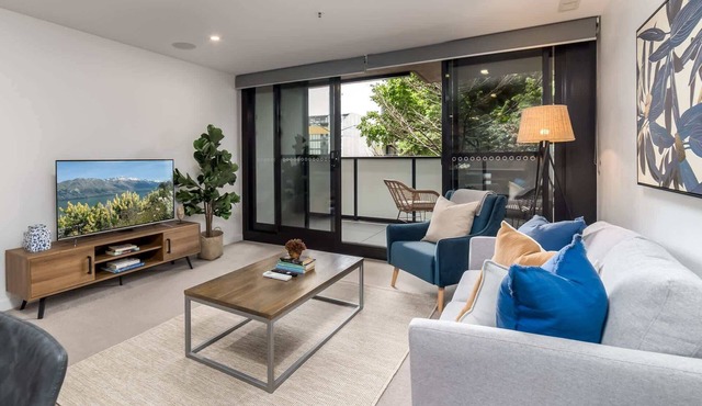 Chic 3-Bed in Central with Pool, Sauna and Gym