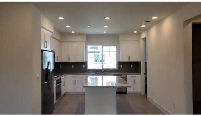 Chic 3 Level Large Kitchen close to 5 golf courses
