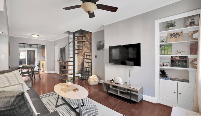 Chic 3BR Fed Hill Townhome. Walk to Stadiums, Inner Harbor, Bars, Eats and more