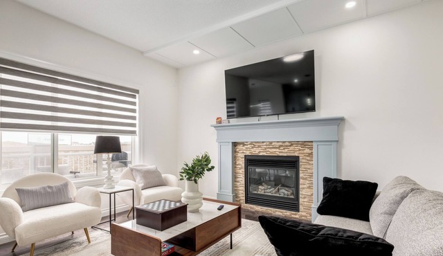 Chic 9-Bed Oasis Jacuzzi AC BBQ Fireplace