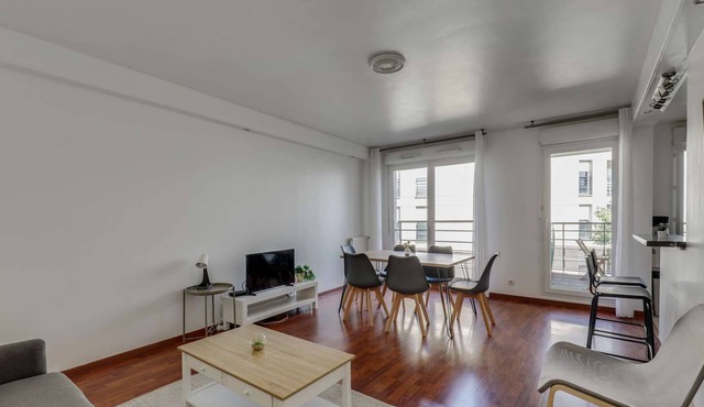 Chic and Spacious Apart With Parking