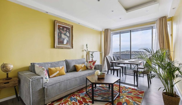 Chic and Spacious Apart With Parking