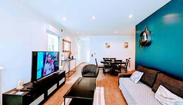 Chic and spacious apart with parking and garden