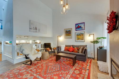 Chic Angel Fire Condo: Walk to Ski Resort!