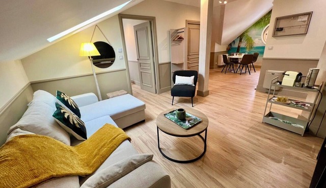 Chic apartment between the sea and palm trees