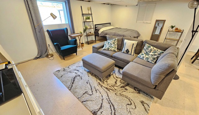 Chic Basement in Seattle - Very Close to I-90