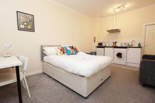 Chic Bath Flat for Couples with Free Parking!