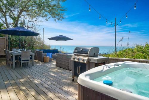Chic Beach House: Waterfront, Vineyards, Hot Tub