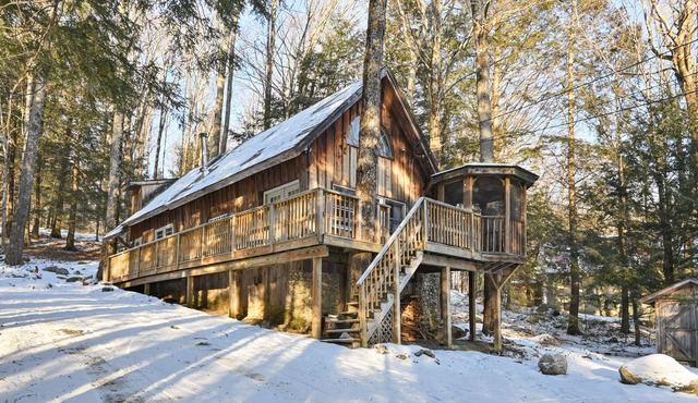 Chic Cabin with Fireplace at Stratton Mountain