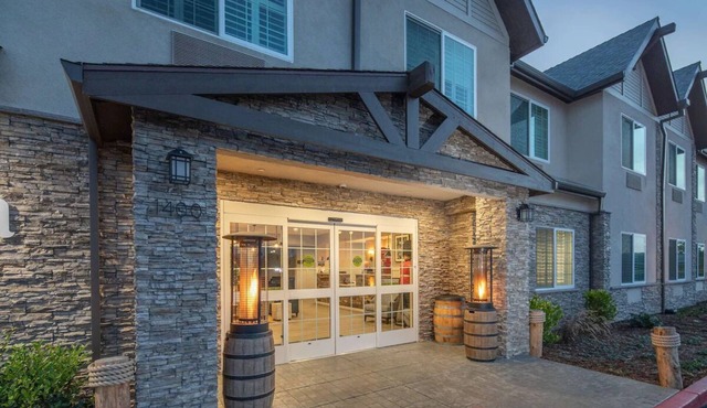 Chic Coastal Haven near Pillar Point Harbor - Scenic Serenity, Free Breakfast!