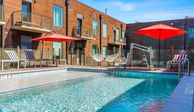 Chic Condo Trendy Eastside Early Check-In!