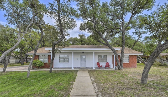 Chic Condo w/ Screened Patio ~ 13 Mi to Beach