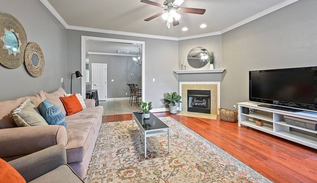 Chic Condo w/ Views +10min to LSU Stadium & Mall