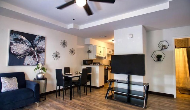 Chic & Cozy 2 bedroom - 1 bathroom - RATED BEST