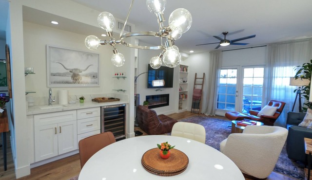 Chic & Cozy Modern 2-bed/2 bath Ground Floor Bungalow in exclusive Biltmore area
