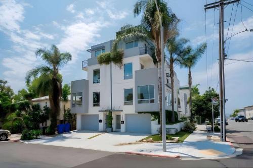 Chic Downtown SD Hub for Families & Friends