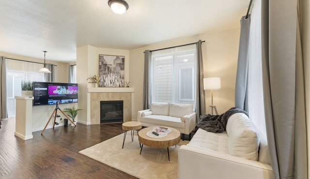 Chic Dwelling for Business & Leisure! 3B, 2.5B Townhome