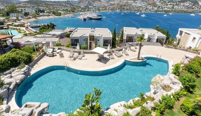Chic Flat w Balcony 2 min to Beach in Bodrum