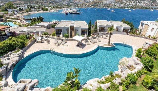 Chic Flat w Balcony 2 min to Beach in Bodrum