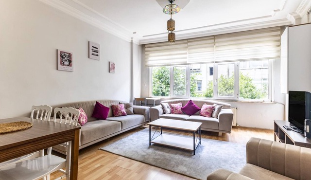 Chic Flat w Balcony 5 min to Dolmabahce Palace