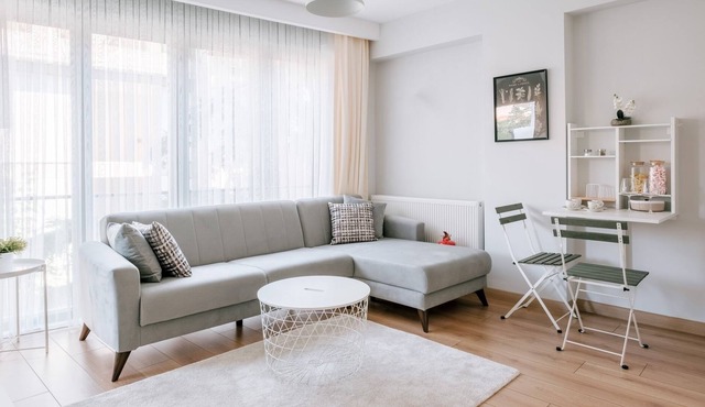 Chic Flat w Balcony 5 min to Moda Coast in Kadikoy