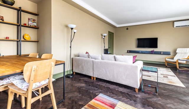 Chic Flat w Balcony BBQ 10 min to Emaar in Uskudar