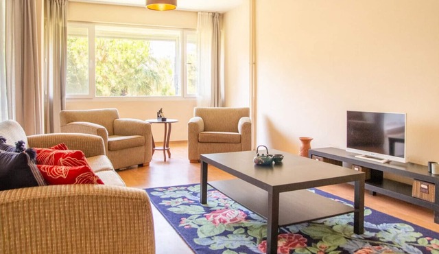 Chic Flat w Balcony By Bostanli Coast in Karsiyaka