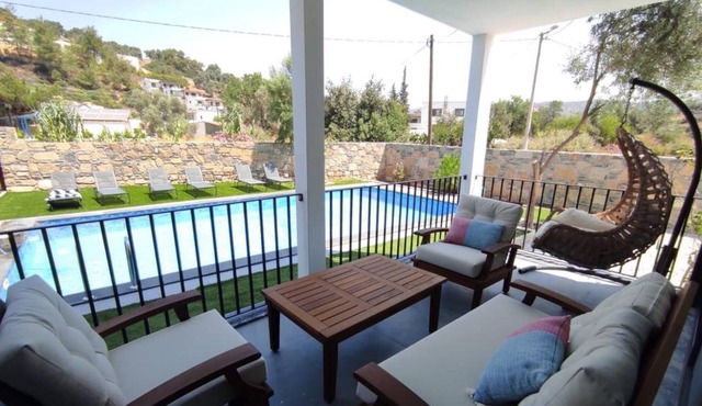 Chic Flat w Pool, Patio, Garden in Bodrum
