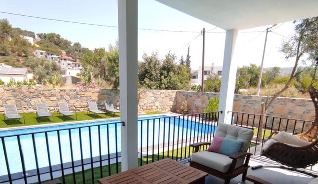 Chic Flat w Pool, Patio, Garden in Bodrum