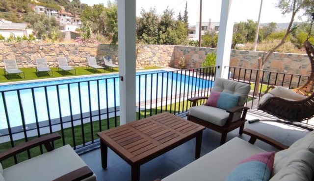 Chic Flat w Pool, Patio, Garden in Bodrum