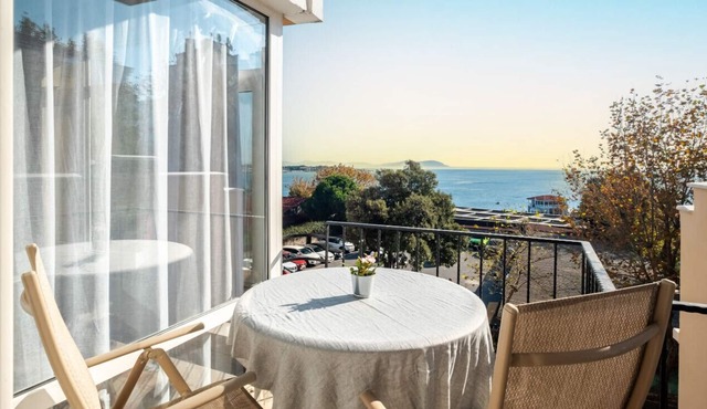 Chic Flat with Balcony near Moda Shore