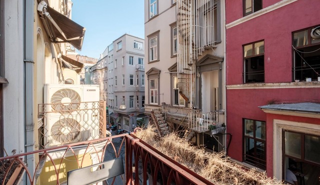 Chic Flat with Balcony 5 min to Taksim Sq