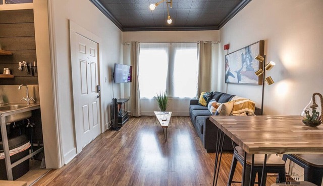 Chic Getaway Downtown Hub Luxe Linens Near Transit
