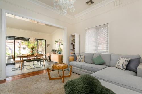 Chic Heritage Home with Alfresco and 5 Mins to Perth CBD