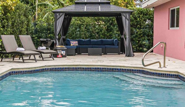 Chic Home 5BR/3BA Pool & Comfort