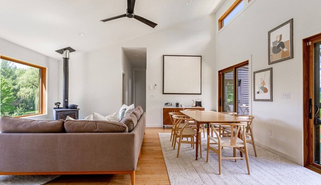 Chic Home w/Fireplace & Beautiful Sunsets