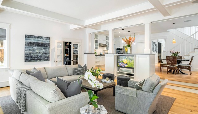 Chic Home with Stunning Patio, 5-min drive to Downtown